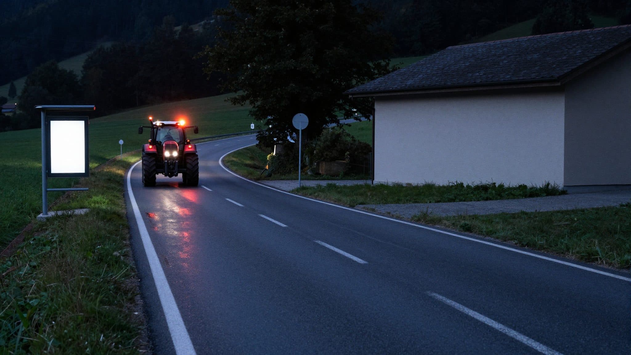 Tractor and car collide on the L1075 in Hohenzell – 49-year-old driver injured
