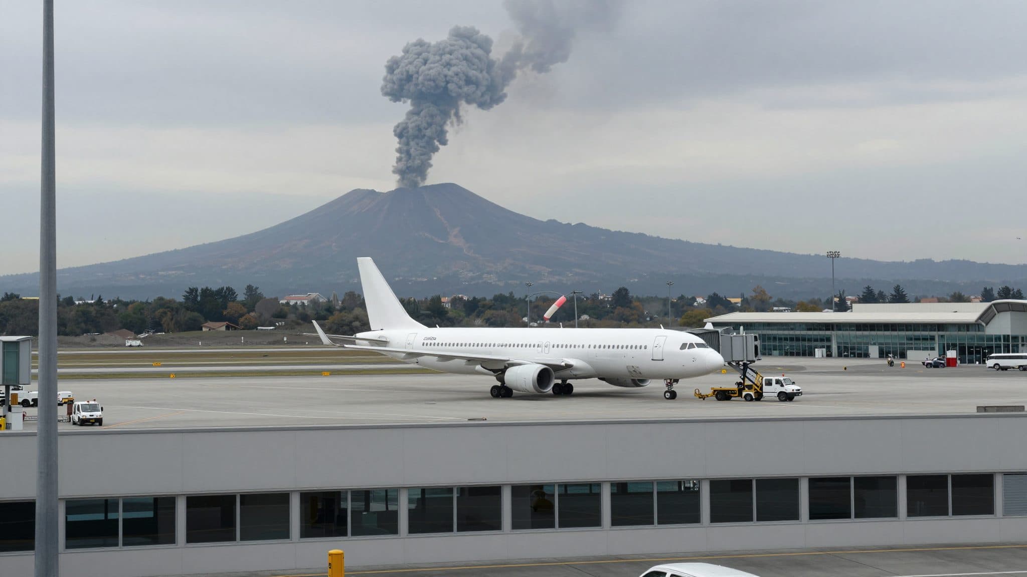 Etna Disrupts Air Traffic in Catania – Operators Seek Solutions with Other Airports