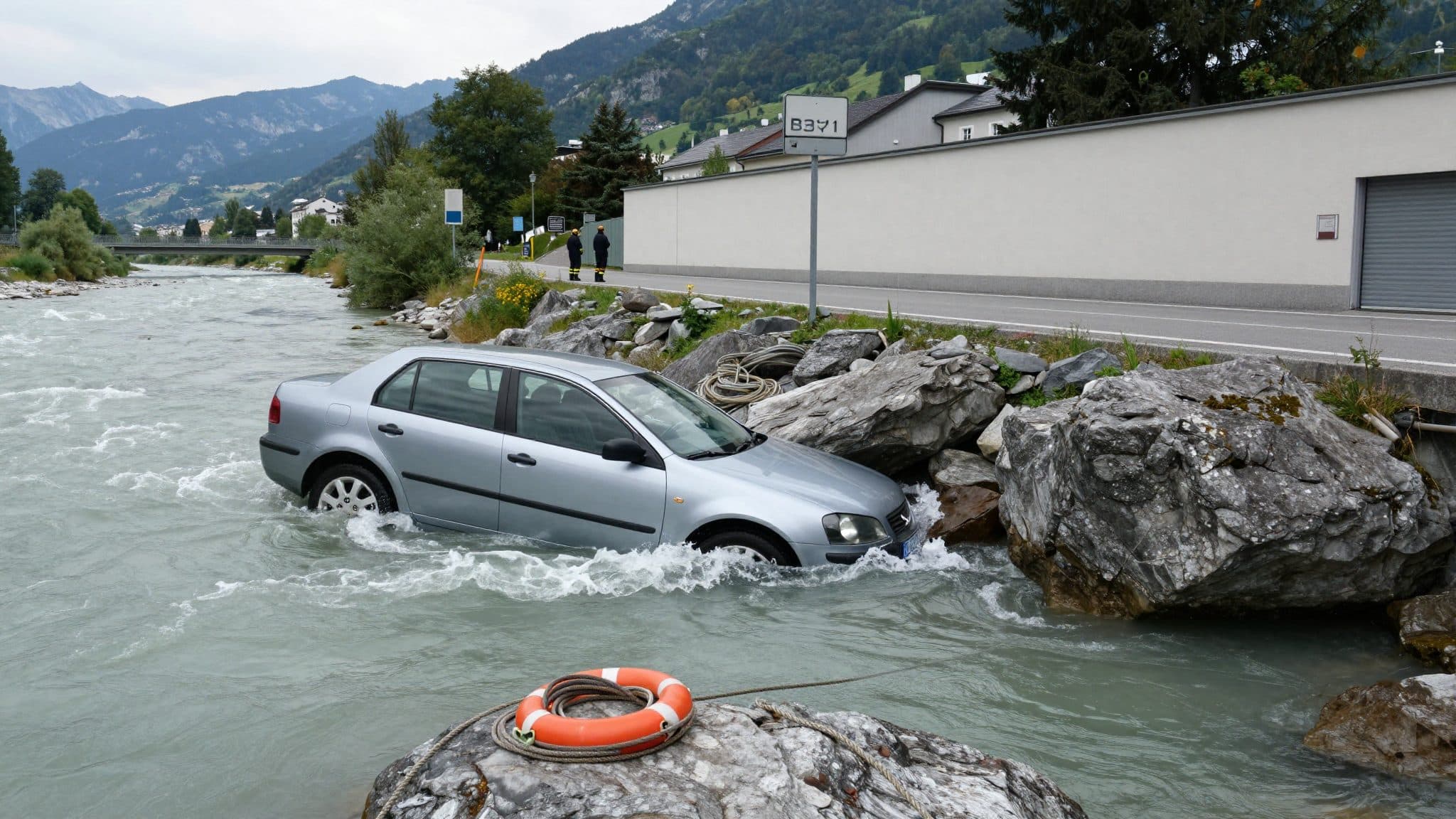 Car plunges into the Salzach: Driver rescues himself from sinking vehicle