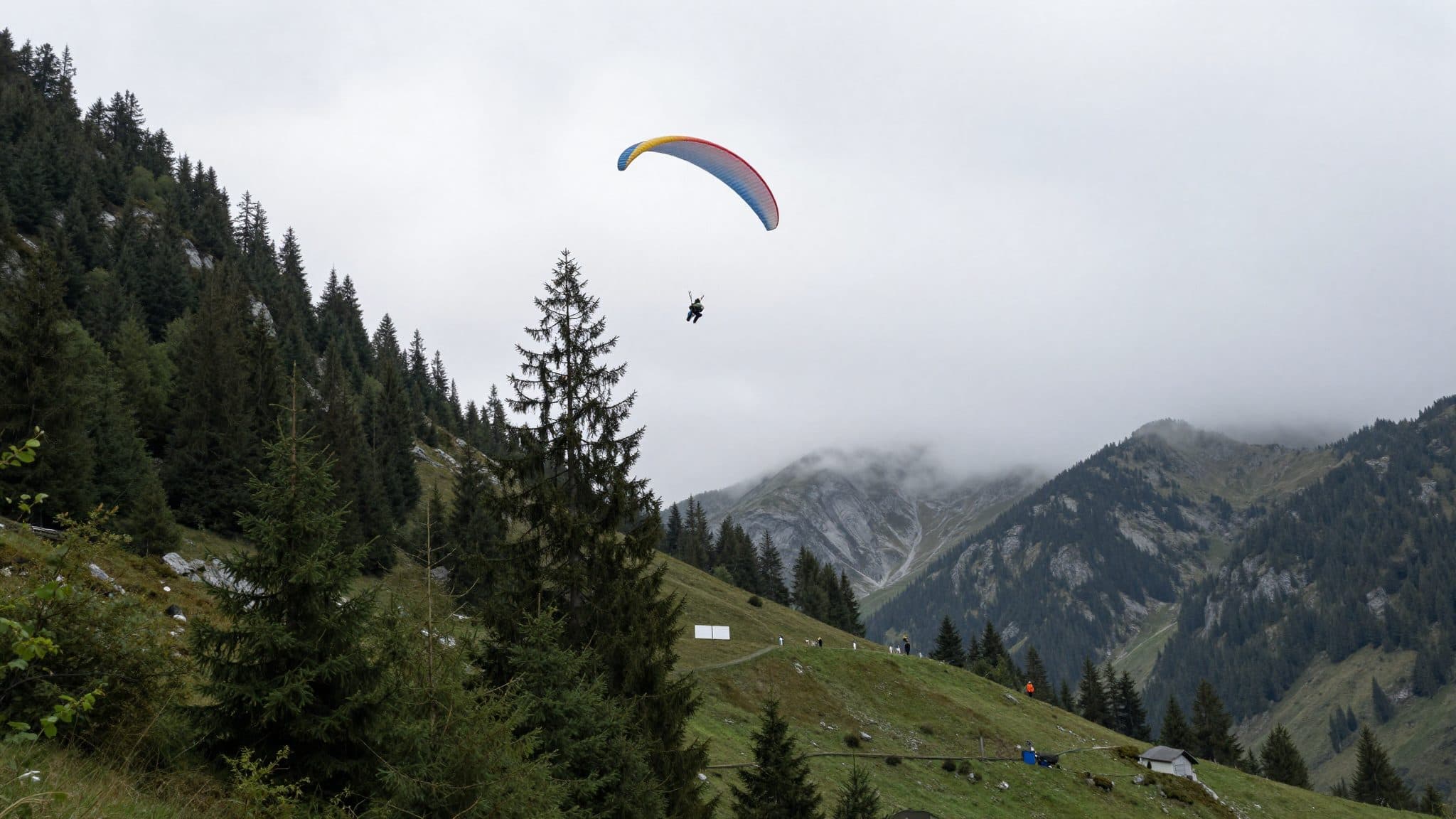 Paraglider Crash in Stubaital: German Woman Dies in Tyrol