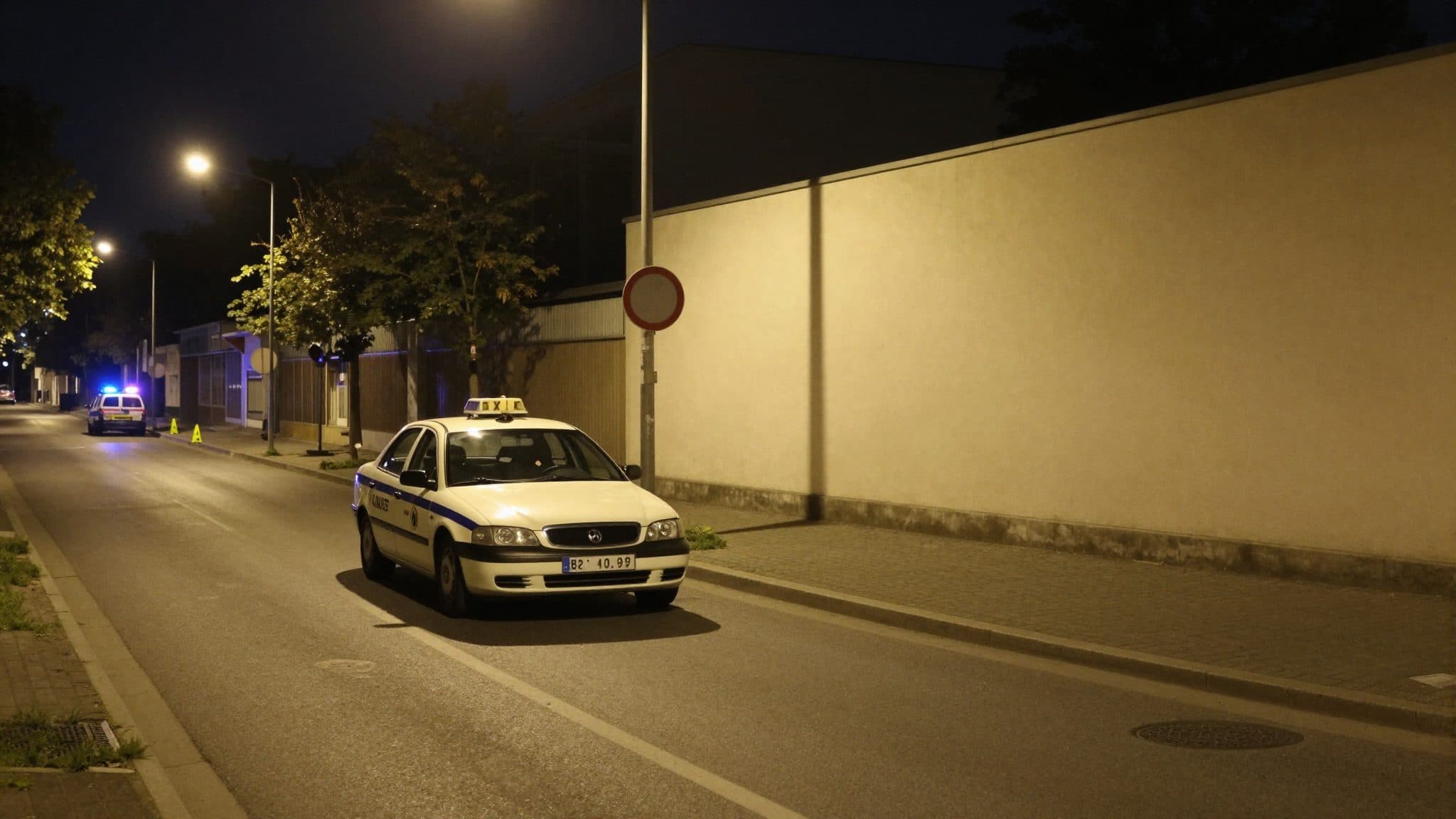 Police in Vienna search for suspects after armed robbery of taxi driver