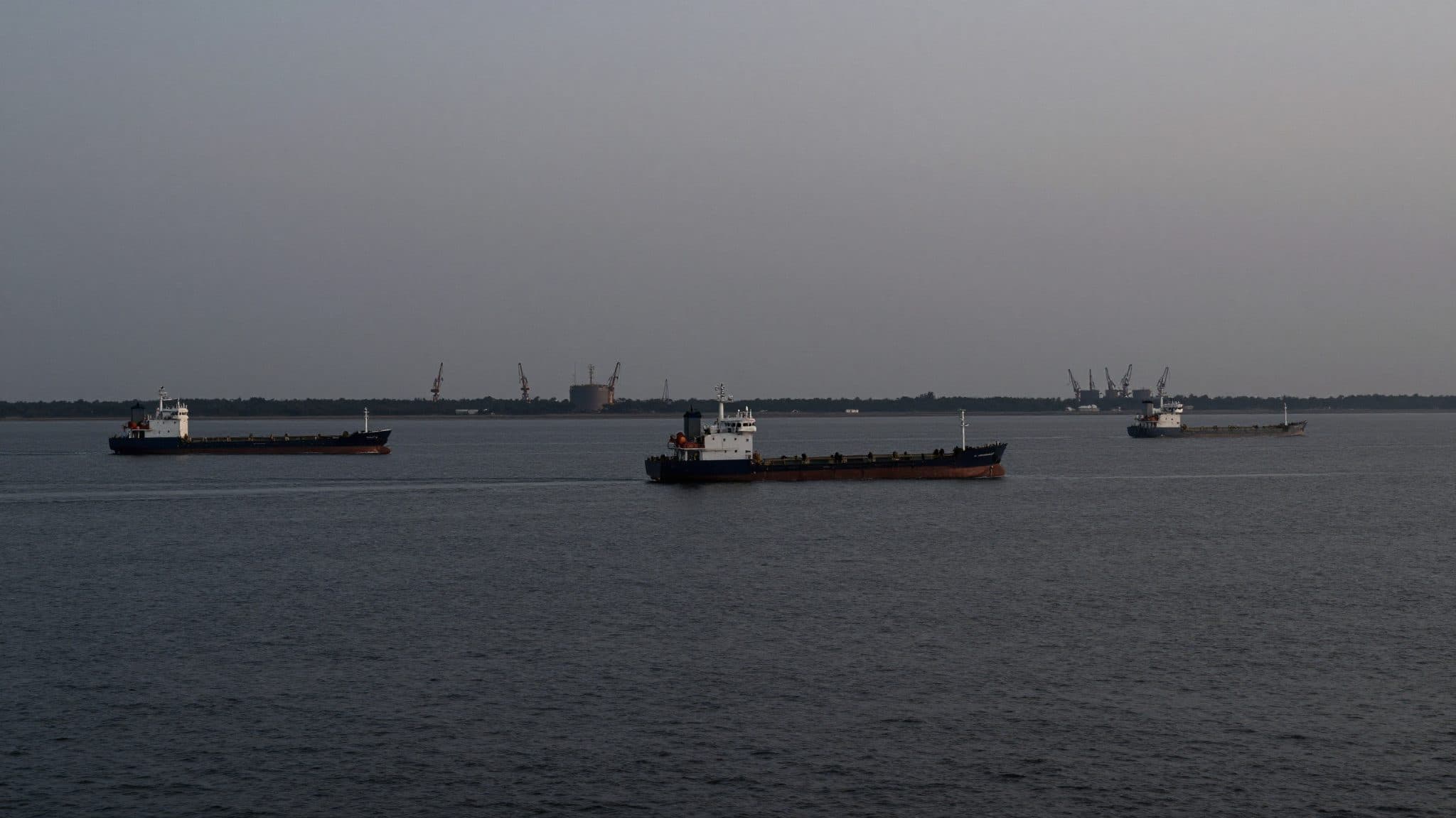 Iran announces renewed closure of the Strait of Hormuz, undermining framework agreement with the US