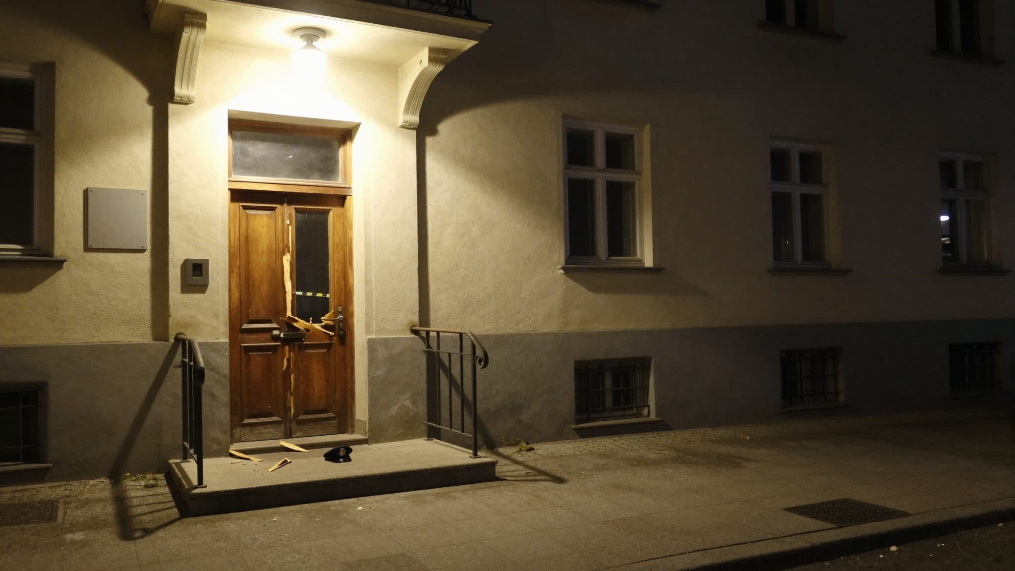 Drunk man kicks in apartment door in Vienna-Ottakring and threatens former partner