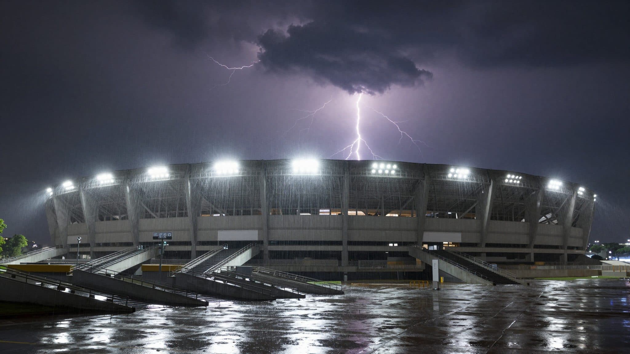 World Cup Round of 16: Mexico vs. Ecuador Delayed by One Hour Due to Severe Weather in Mexico City