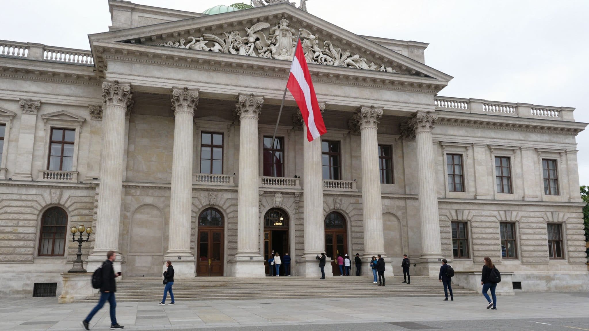 Trial in Vienna: 60-Year-Old Allegedly Stalked Gallery Owner for Years – Expert Diagnoses Erotomanic Delusion