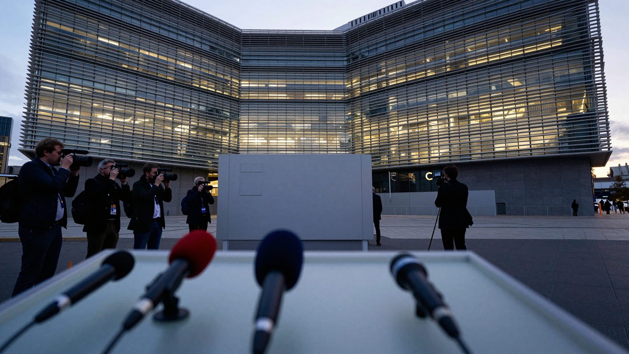 EU Commission wants to strip smuggling networks of payments and assets