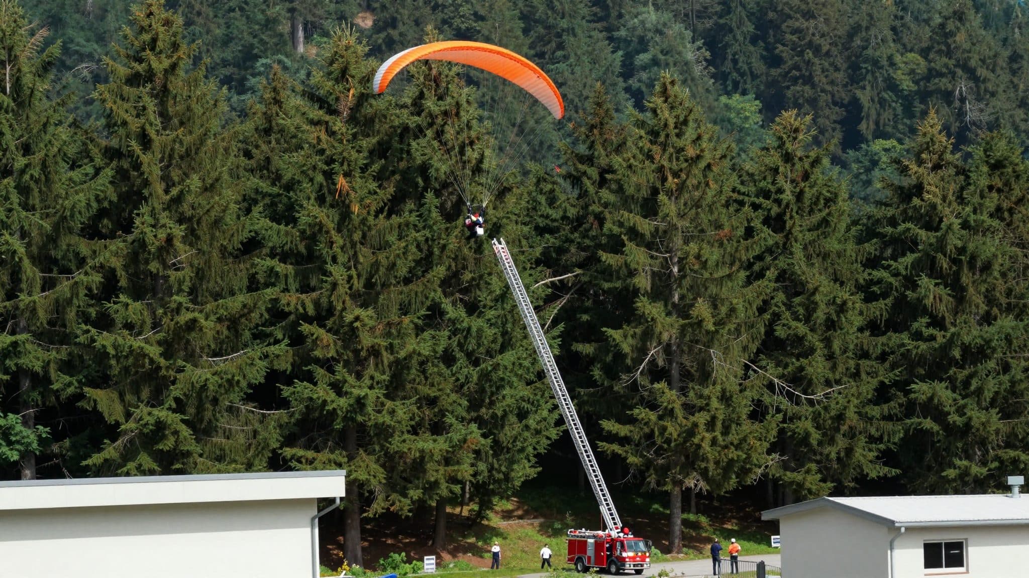 Paraglider from the Netherlands Gets Stuck in Tree Crown on the Gaisberg