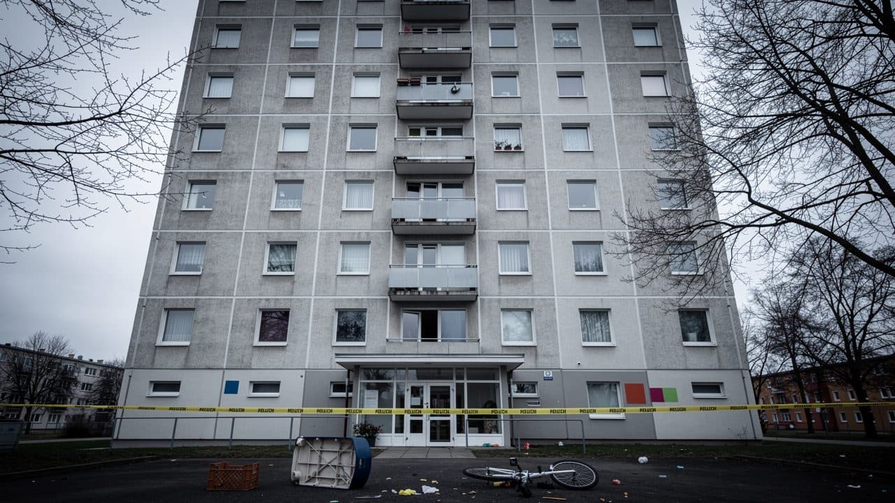 Seven-year-old girl falls from third floor of apartment block in Halle-Neustadt