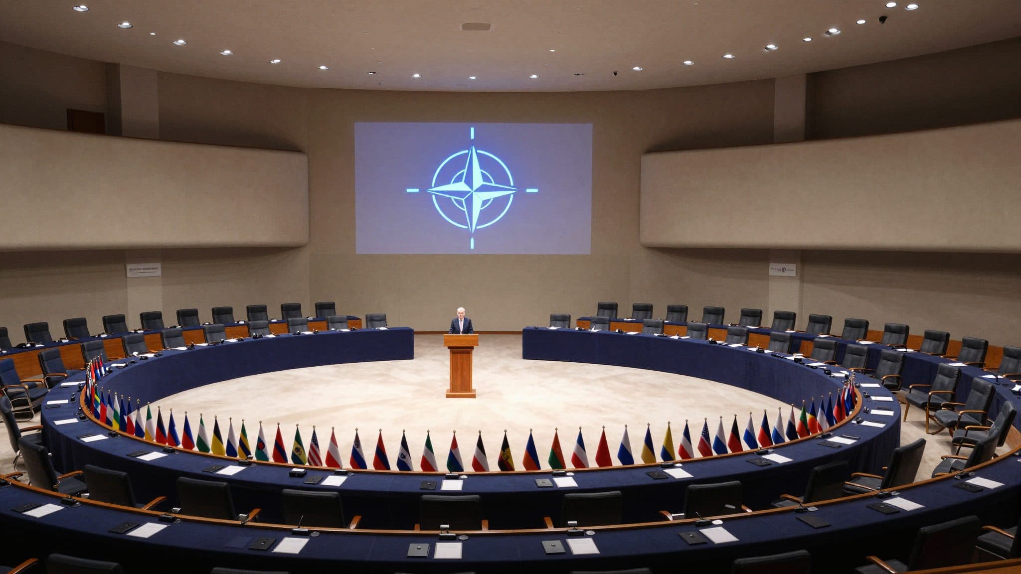 NATO Summit in Ankara: Trump Wavers Between Threats, Slip-Ups and Declarations of Love