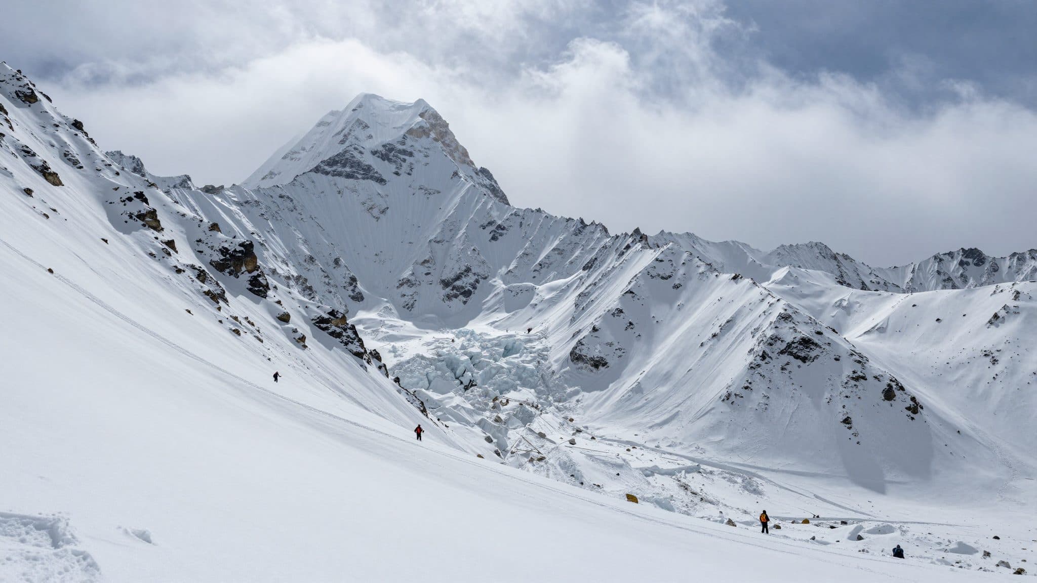Bodies of German mountaineer and four other men recovered after avalanche on Yalung Ri in Nepal