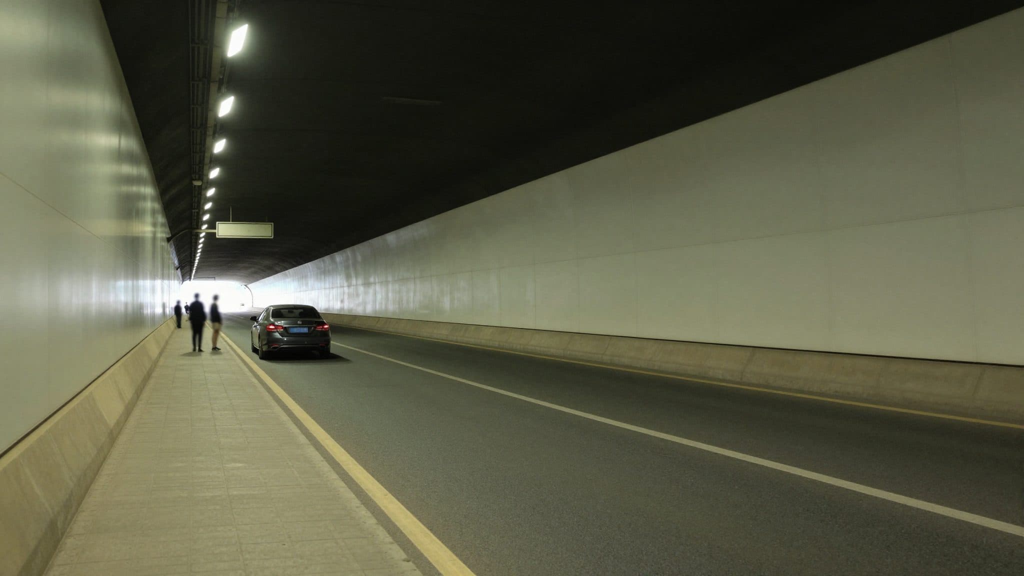 Drunk driver speeds through Götschka Tunnel on S10 at 190 km/h