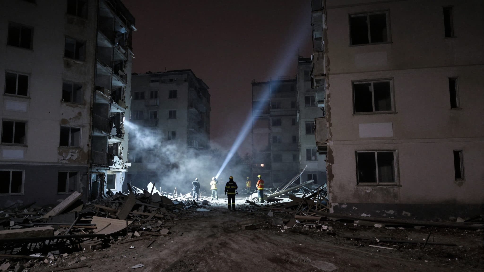 Russian Attack Wave on Ukraine: Zelensky Reports Destruction in Several Cities