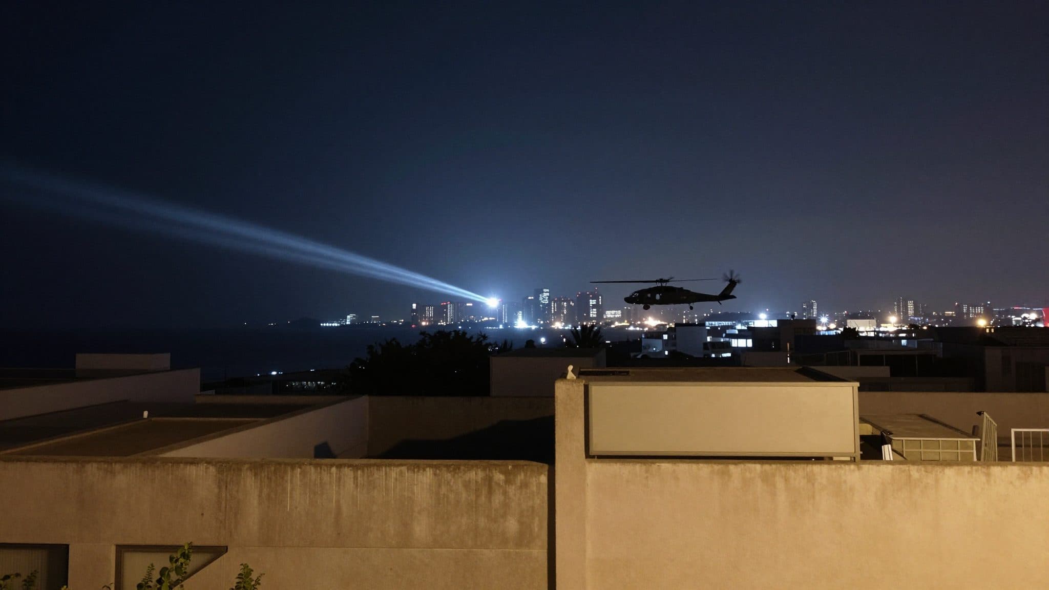 US Attacks on Iran Continue: Sixth Night in a Row, Tehran Retaliates with Strikes on Gulf States