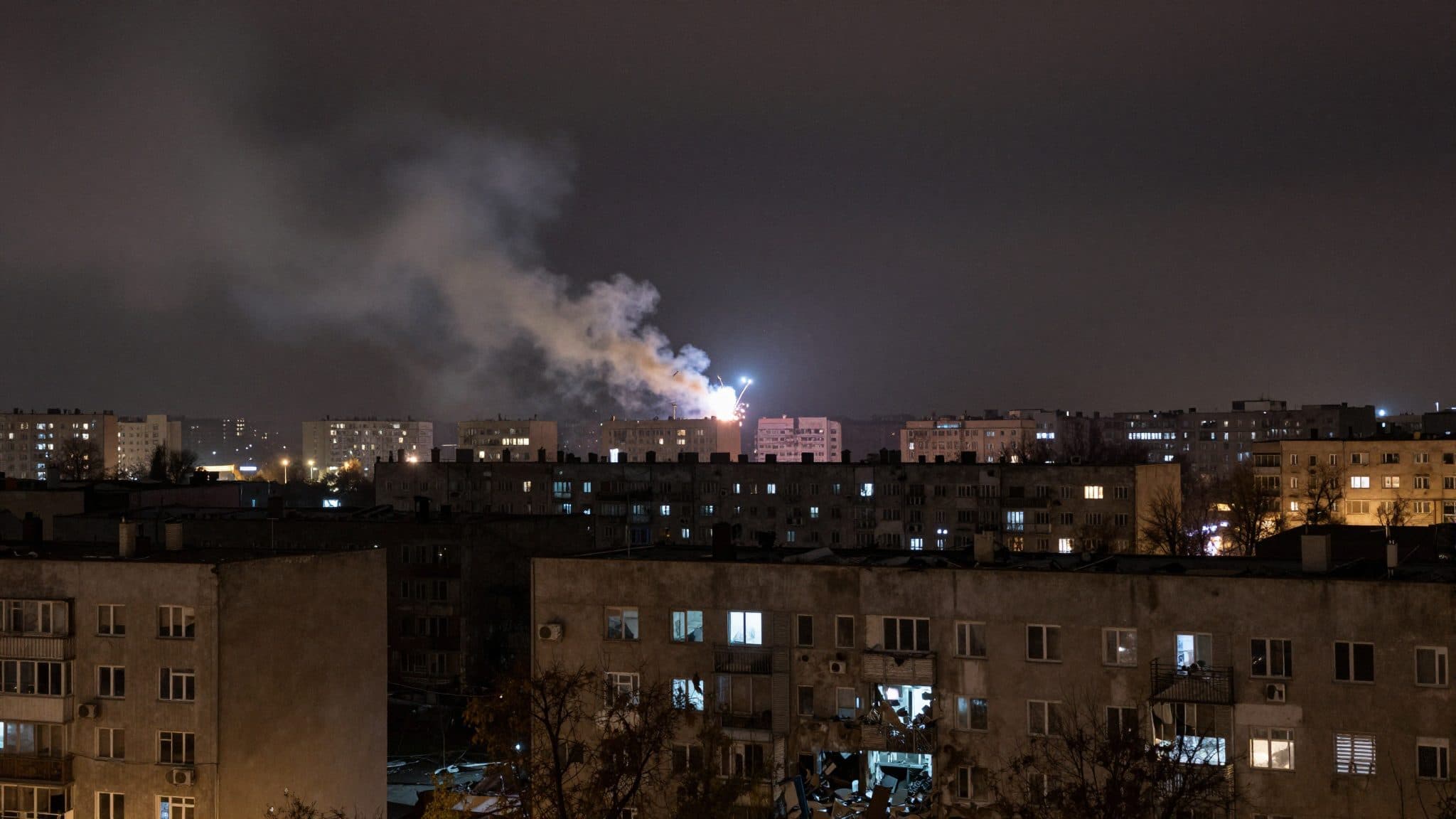 Russia bombards Kyiv with dozens of ballistic missiles – at least one dead