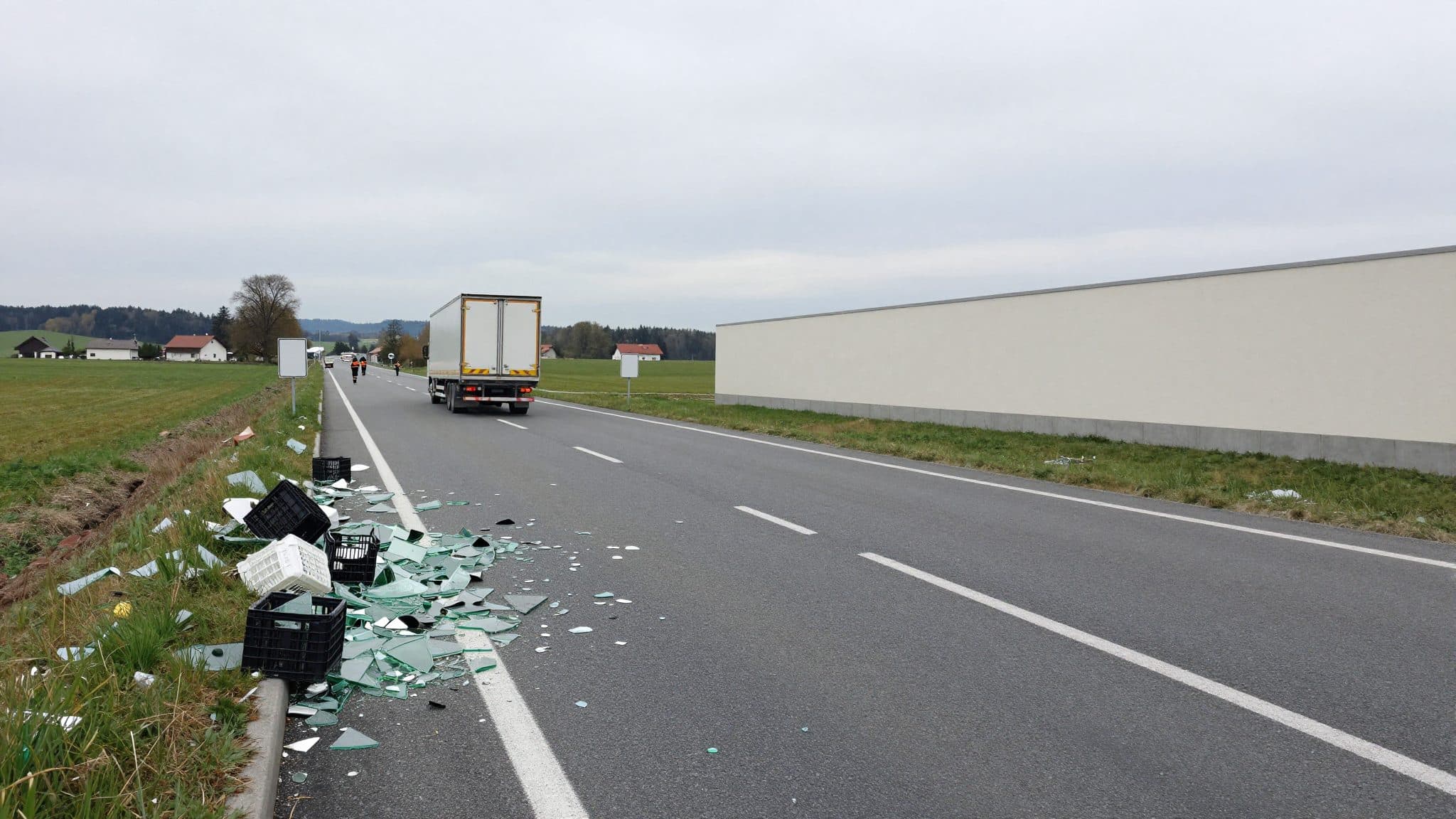Truck loses dozens of beer crates on federal highway in Styria